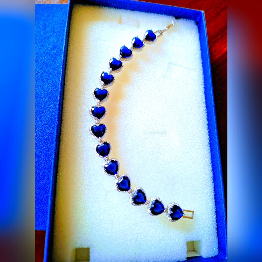 NWOT Elegant Deep Blue Heart-Shaped Simulated Sapphire Bracelet